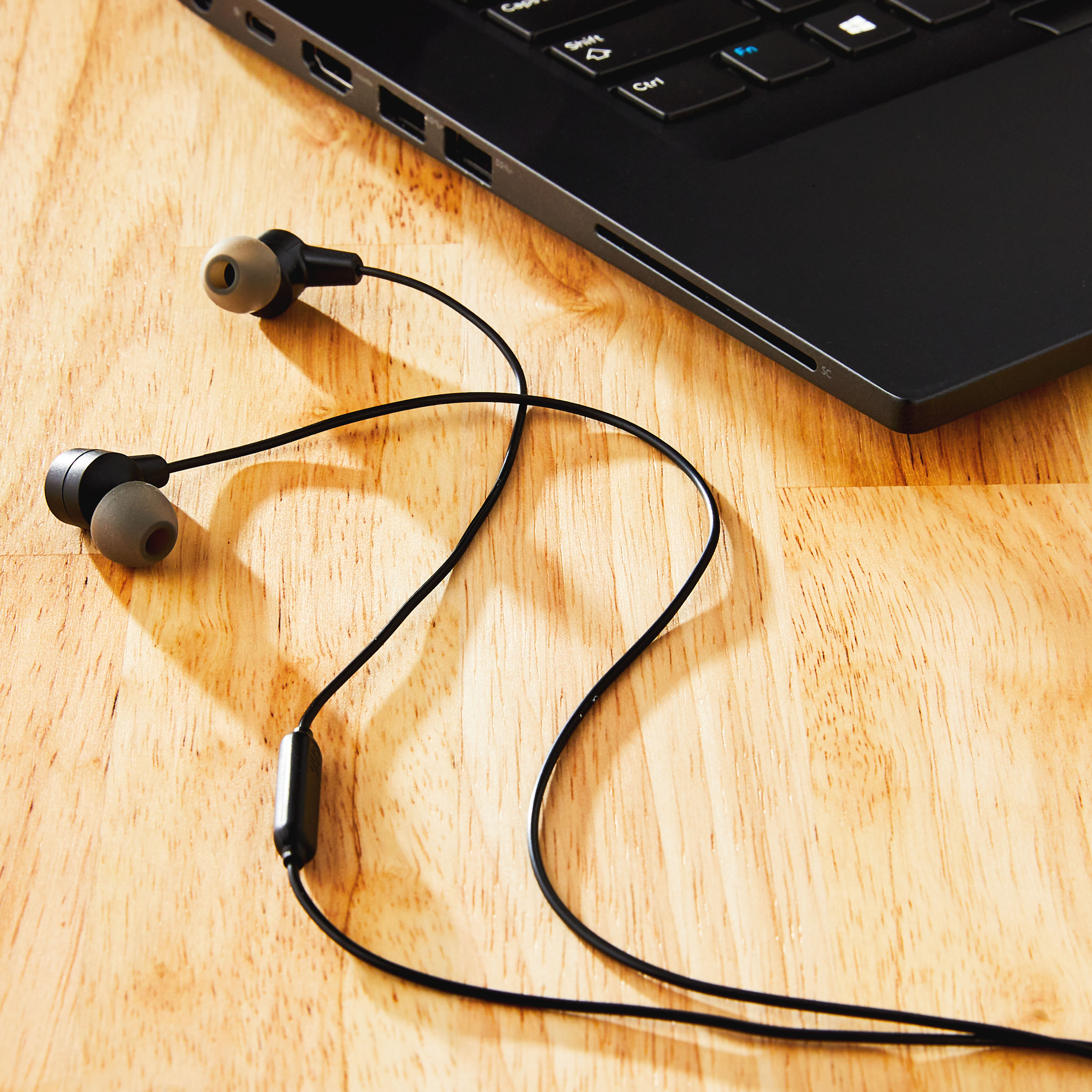onn Audífonos con cable y micrófono con conector de 3.5 mm en negro - sonido de alta calidad y puntas de silicona cómodas 6