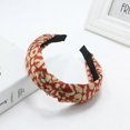 thumbnail image 1 of Las diademas para mujer están hechas de material cómodo y antideslizante. La diadema roja es elegante. Las diademas de guepardo están de moda., 1 of 4