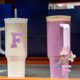 thumbnail image 5 of Juego de accesorios Uxcell para taza con asa, que incluye cubierta de silicona para popote, bota, tapón a prueba de derrames, encanto de asa, etiqueta de iniciales letra F, 5 of 7