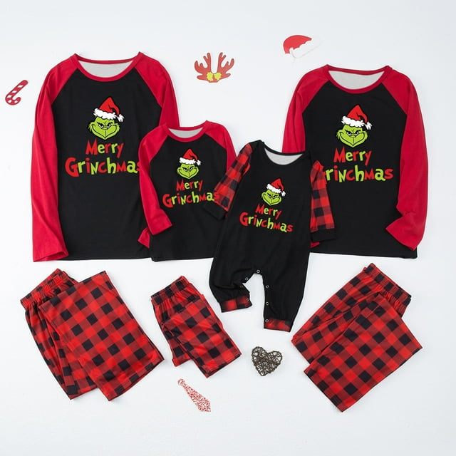 conjuntos de pijamas navideños familiares a juego grinch 2024 disposición frontal con varias tallas: camisetas negras con mangas raglán rojas y estampado del Grinch con gorro y texto "Merry Grinchmas", pantalones a cuadros rojos y negros y mameluco infantil con mangas a cuadros; fondo blanco con pequeños adornos navideños; adecuado para pijamas familiares a juego.