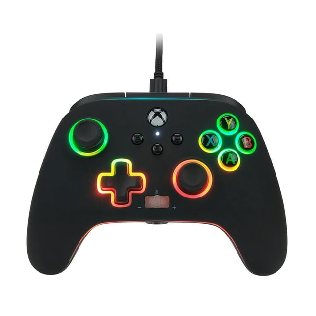 control alámbrico power a xbox series spectra infinity negro, vista frontal centrada con cable superior, carcasa negra y anillos LED en tres zonas de color alrededor de cruceta, joysticks y botones A/B/X/Y; botones de juego mapeables, bloqueos de gatillo de tres vías y motores de doble estruendo; también suele usarse como mando secundario para partidas locales.