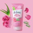 thumbnail image 4 of Exfoliante facial St. Ives, suave y suavizante, agua de rosas y aloe, 180 ml, 4 of 6