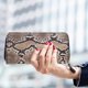 thumbnail image 2 of Cartera de mano de piel sintética con estampado de serpiente para mujer, bolso de mano con cremallera, 1 unidad, 2 of 7