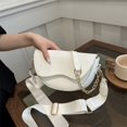 thumbnail image 2 of Bolsos de mujer de alta calidad para primavera y verano 2025, nuevo y popular bolso de hombro de cuero debajo del brazo, bandolera de banda ancha de nicho., 2 of 5