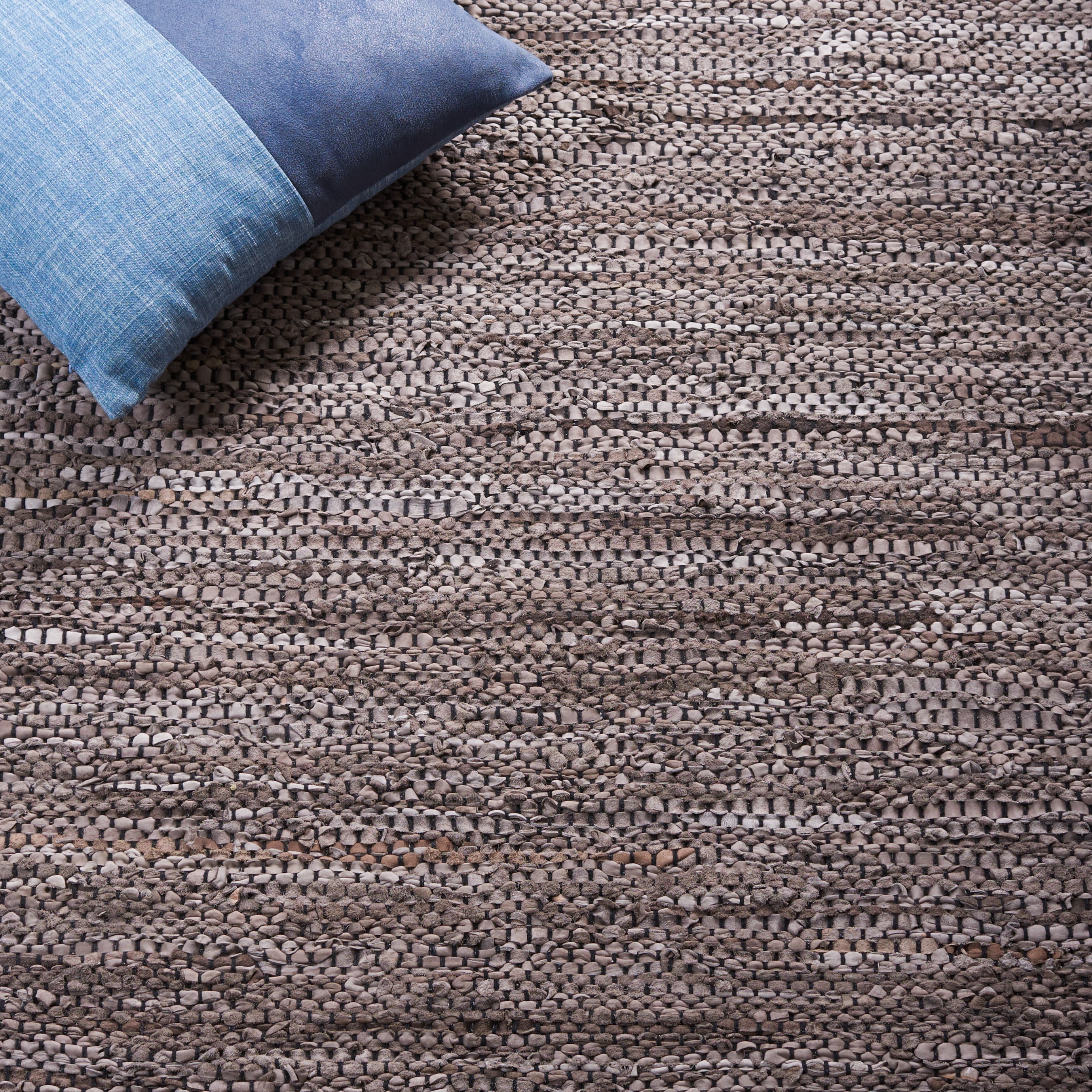 SAFAVIEH Vintage Leather Grace Striped Area Rug, Silver/Ivory, 4' x 6'
