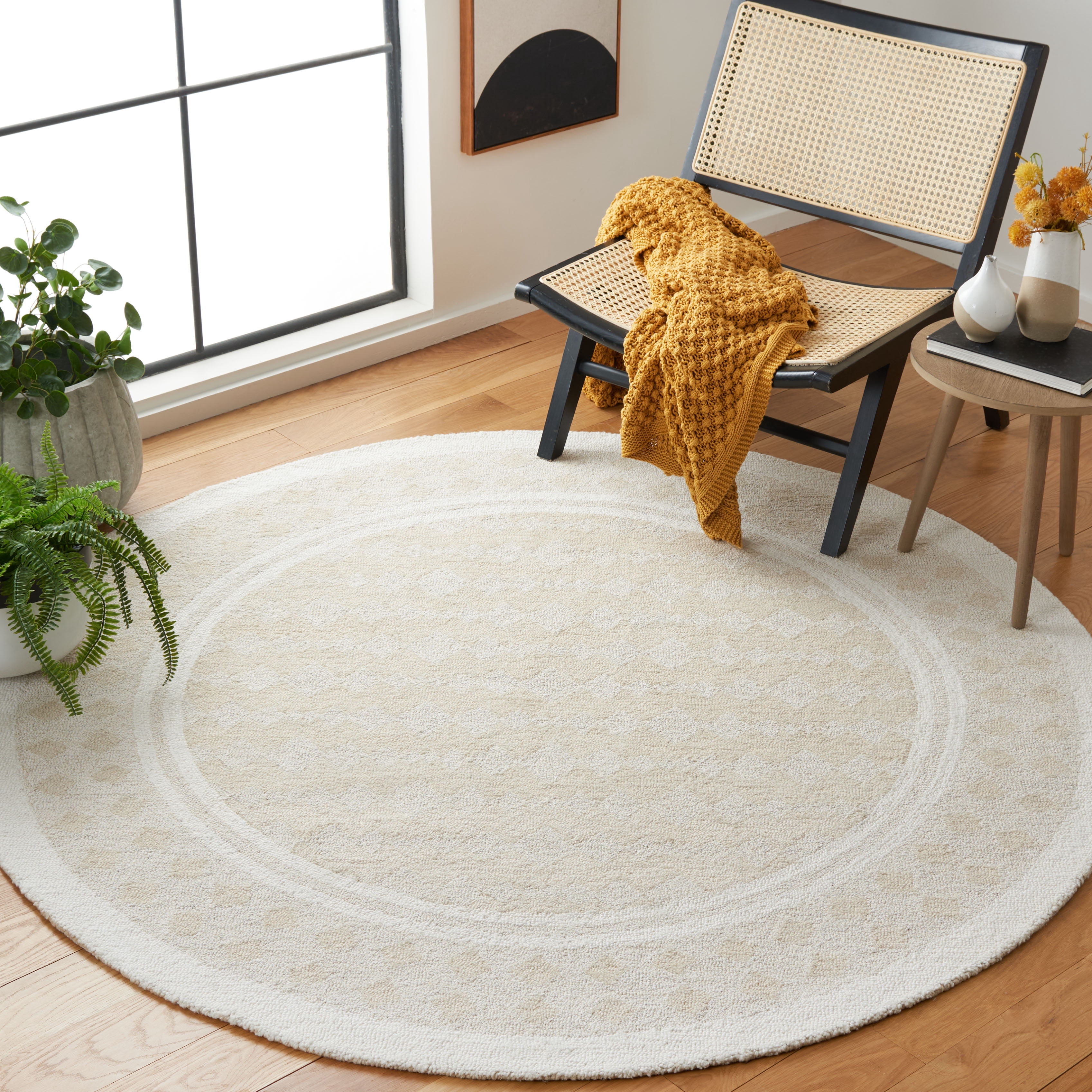 SAFAVIEH Capri Trinity Distressed Area Rug, Beige/Ivory, 6' x 6' Round