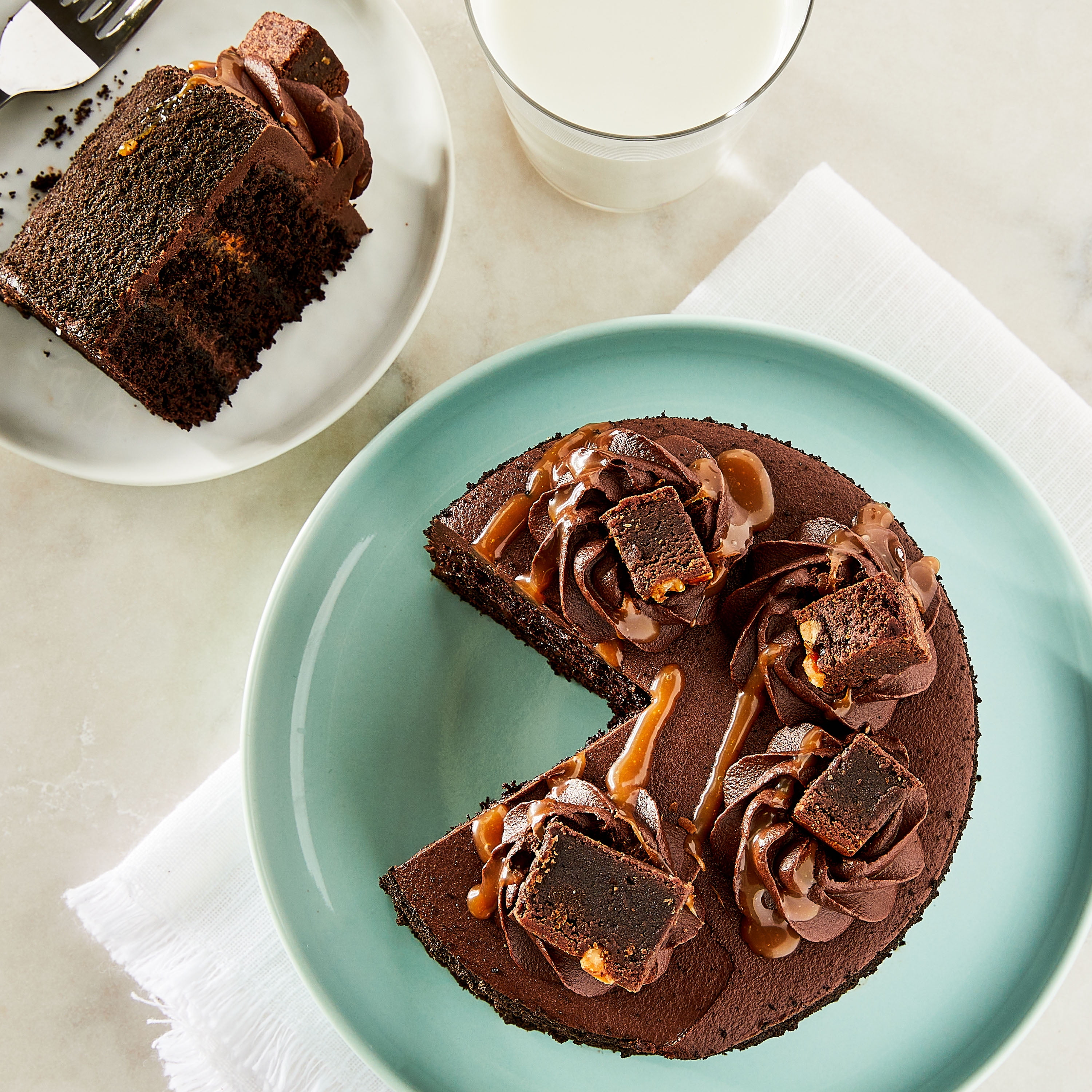 Marketside Triple Layer Chocolate Turtle Brownie Cake, 21 oz, 4.5-Inch Round (Refrigerated)