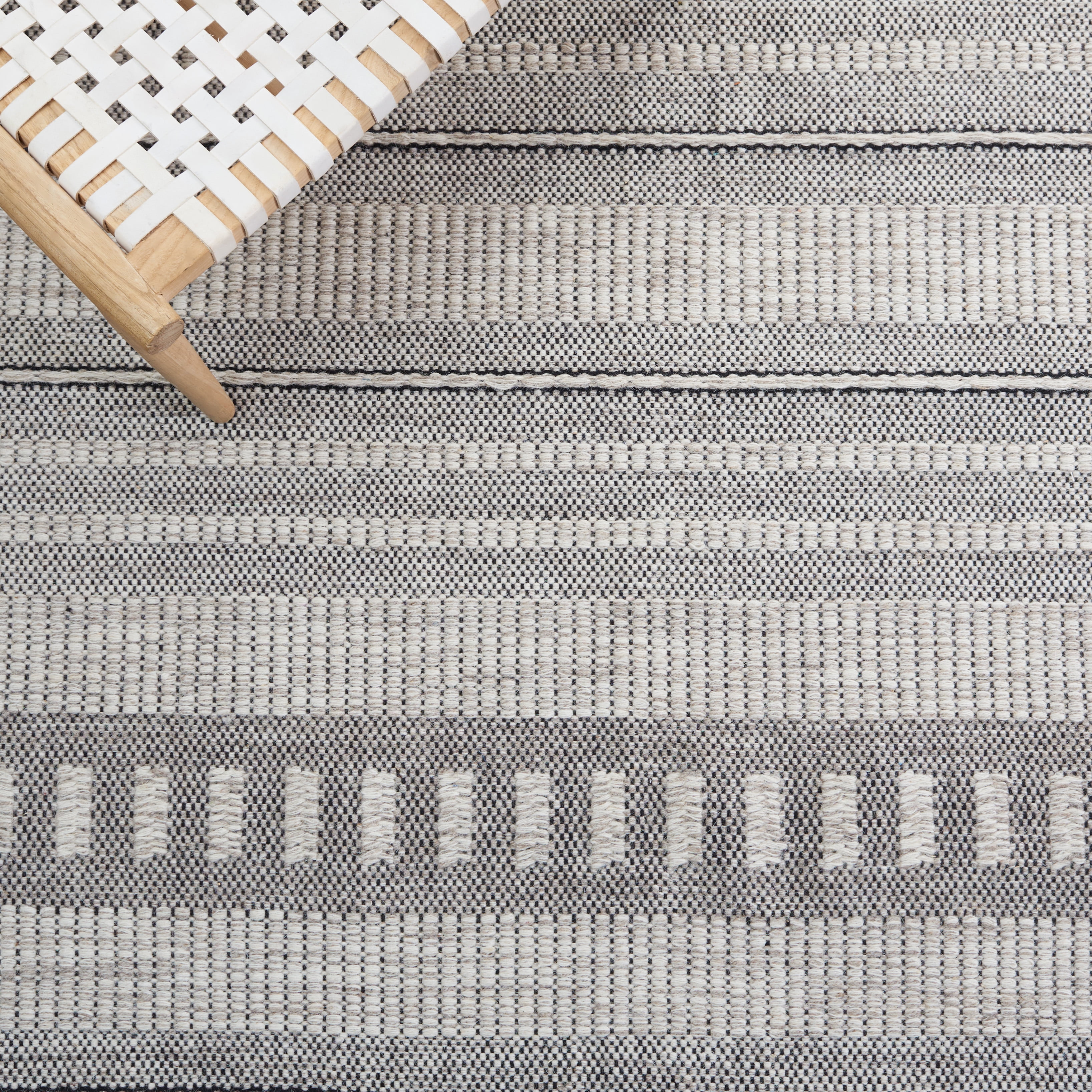 SAFAVIEH Natura Aindreas Geometric Area Rug, Grey/Black, 6' x 6' Round