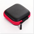 thumbnail image 4 of Una bolsa roja para auriculares, una mini caja de almacenamiento rígida y una caja para auriculares. oso de fresa Electrónica, 4 of 5