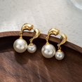 thumbnail image 4 of Pendientes de perlas blancas chapados en oro de 18 quilates con cierre de palanca, pendientes de perlas para mujeres y niñas, 4 of 4