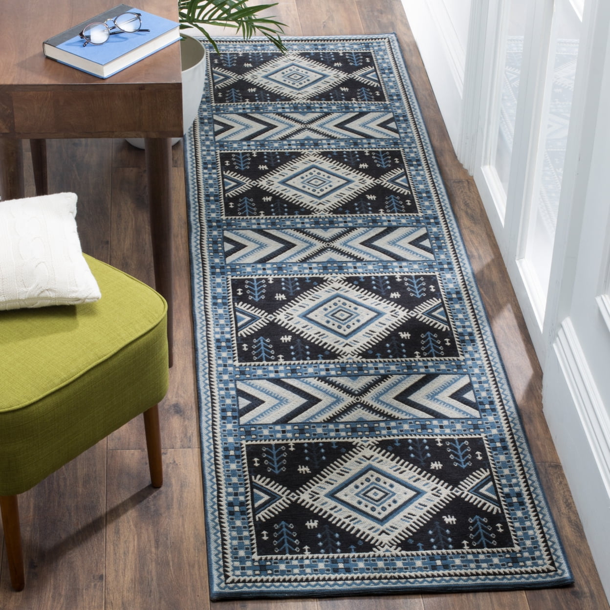 SAFAVIEH Classic Vintage Clarette Chevron Bordered Area Rug, Navy/Light Blue, 4' x 6'