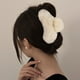 thumbnail image 5 of Pinza grande para cabello con orejas de conejo | Accesorio elegante de tela suave para mujer | Diseño a la moda y duradero | Sujeción cómoda | Rosa, caqui, café, beige | 12x5x3cm | 1 unidad, 5 of 6