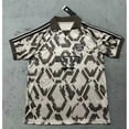 thumbnail image 1 of Camiseta De Entrenamiento De Fútbol De Manga Corta Clásica De Verano Del Bayern Múnich, Edición Conmemorativa Del Año De La Serpiente, 25/26XL, 1 of 2