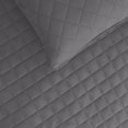 thumbnail image 3 of Set de Edredón Easy-Going Queen Plus Tamaño Grande Resistente al Agua Gris, 3 of 8