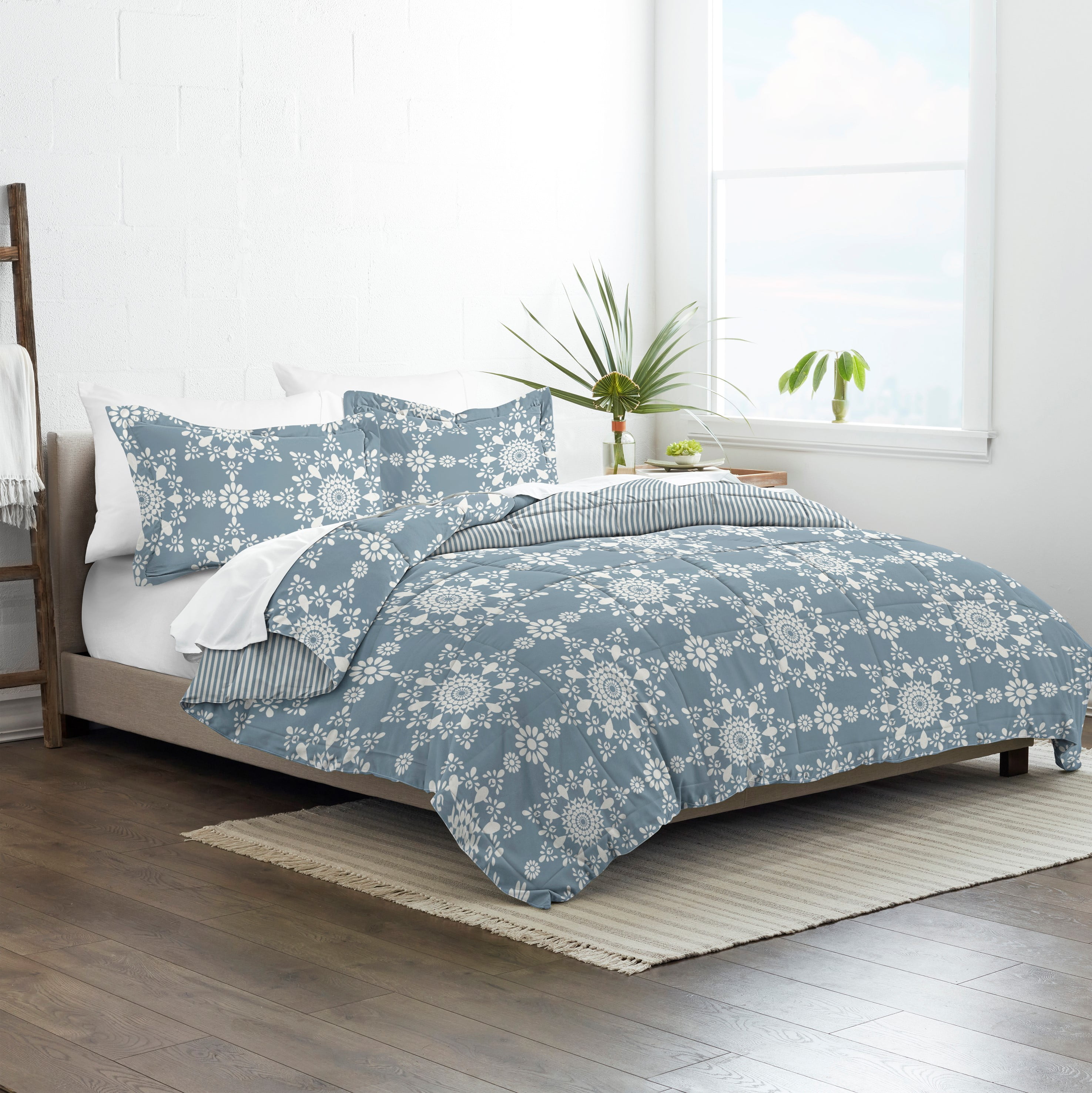 Noble Linens 3-Piece Light Blue Daisy Medallion Reversible Print Comforter Set, Full/Queen