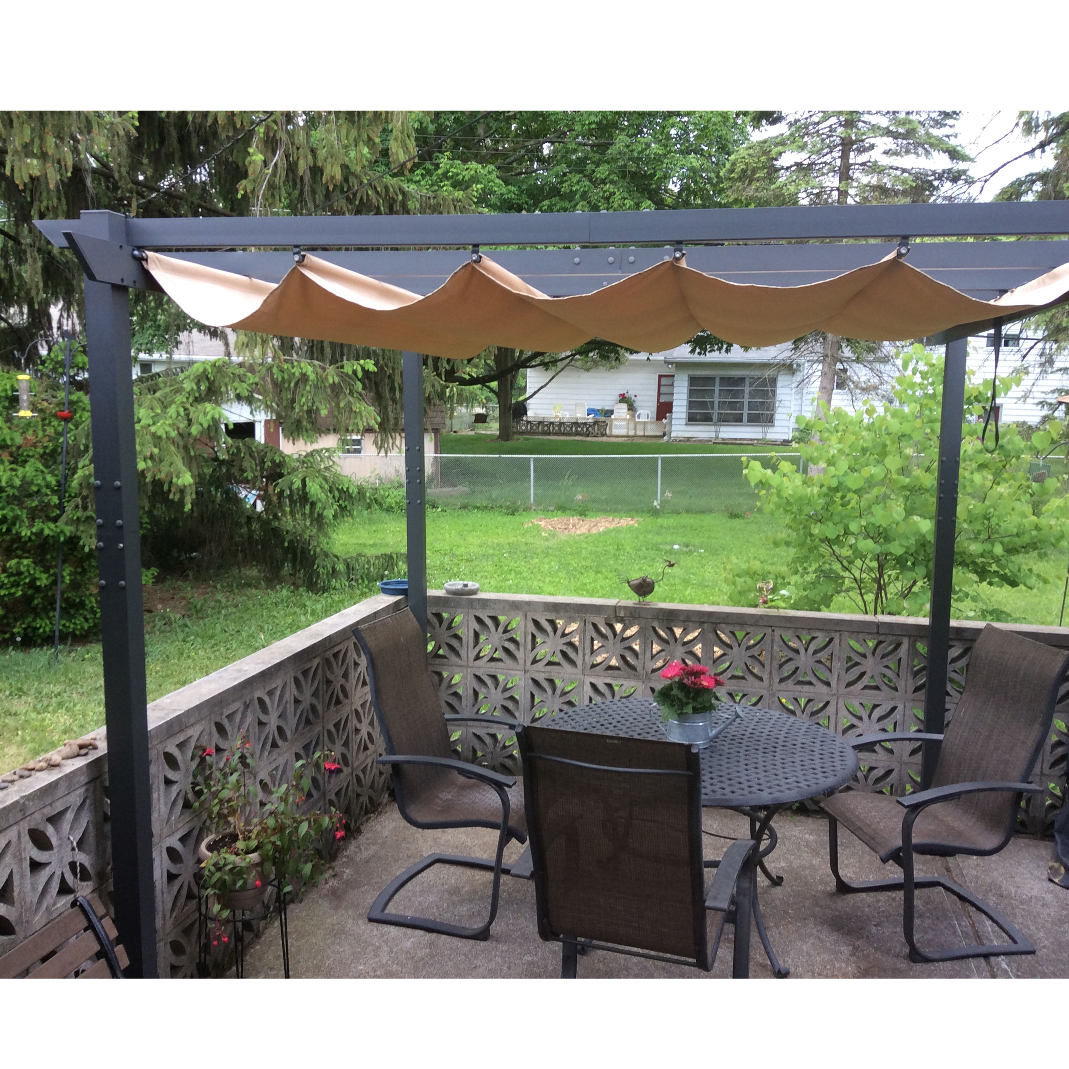 ALEKO PERGSAND Aluminum Outdoor Canopy Grape Trellis Pergola 9 x 9 ft Sand Color