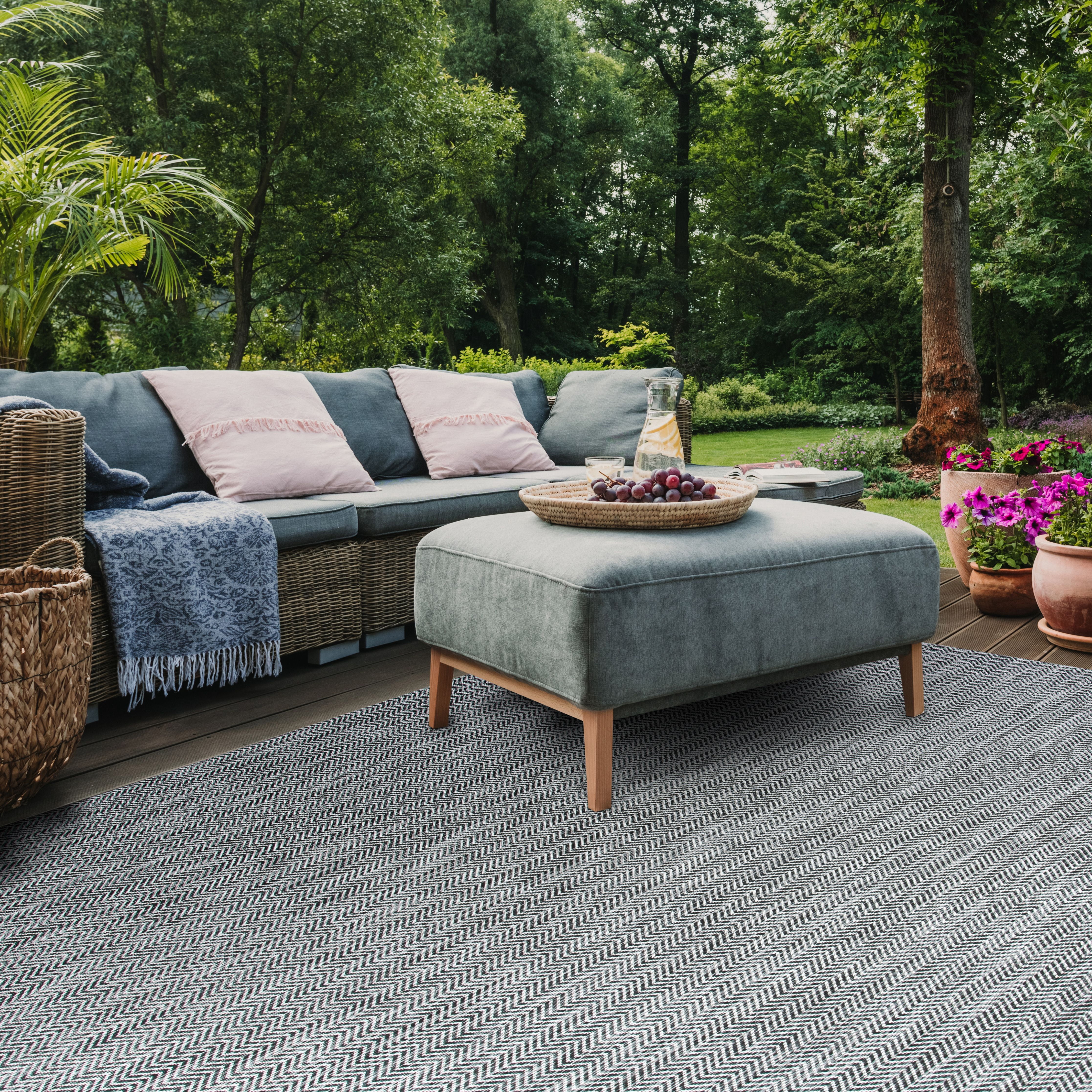 SAFAVIEH Courtyard Morven Chevron Stripes Indoor/Outdoor Area Rug, 6'7" x 9'6", Black/Beige