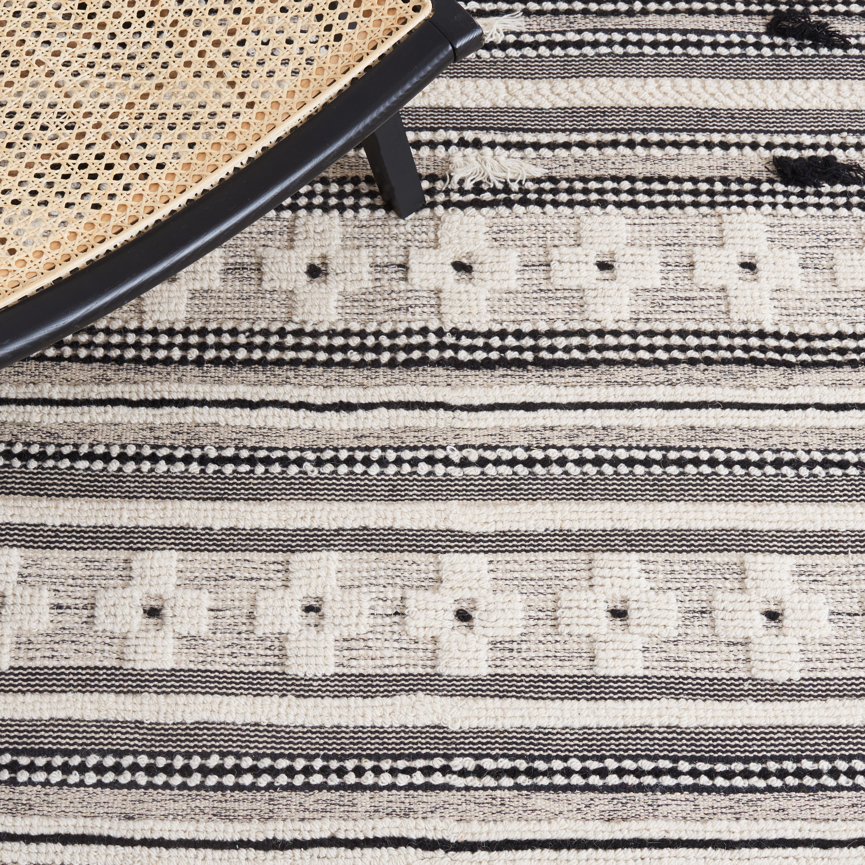 SAFAVIEH Natura Amanda Southwestern Area Rug, Black/Ivory, 5' x 8'