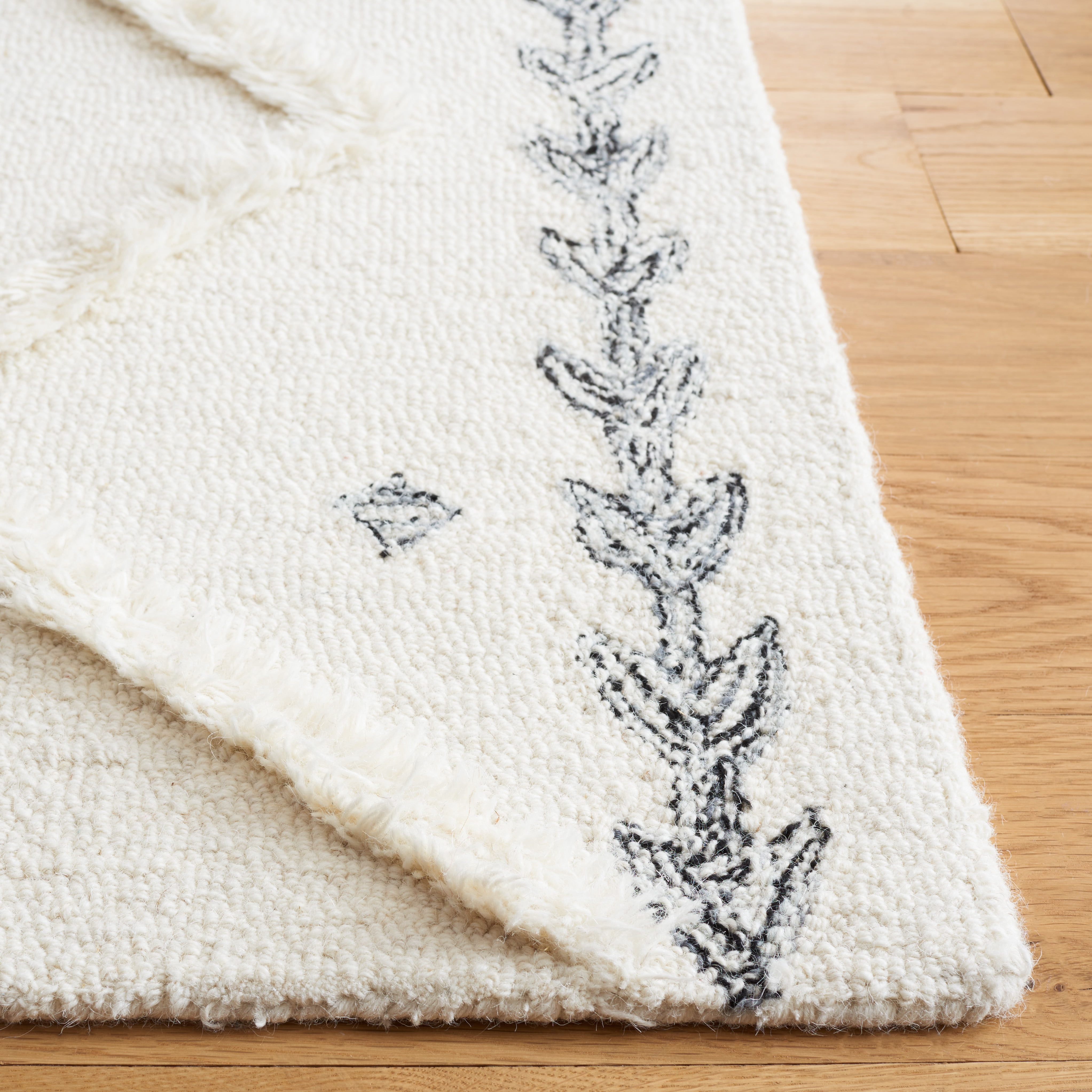 SAFAVIEH Casablanca Daisy Diamond Area Rug, Ivory/Black, 6' x 6' Square
