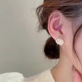 thumbnail image 3 of Pendientes de Botón Yuxing Conejito de Perlas Sintéticas para Mujer, 3 of 5