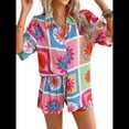 thumbnail image 3 of Conjunto de 2 Piezas para Mujer, con Estampado Floral Tropical Suave de Verano, Cuello en V, Corta, Botones y Pantalones Cortos. Flor A Cuadros M, 3 of 10