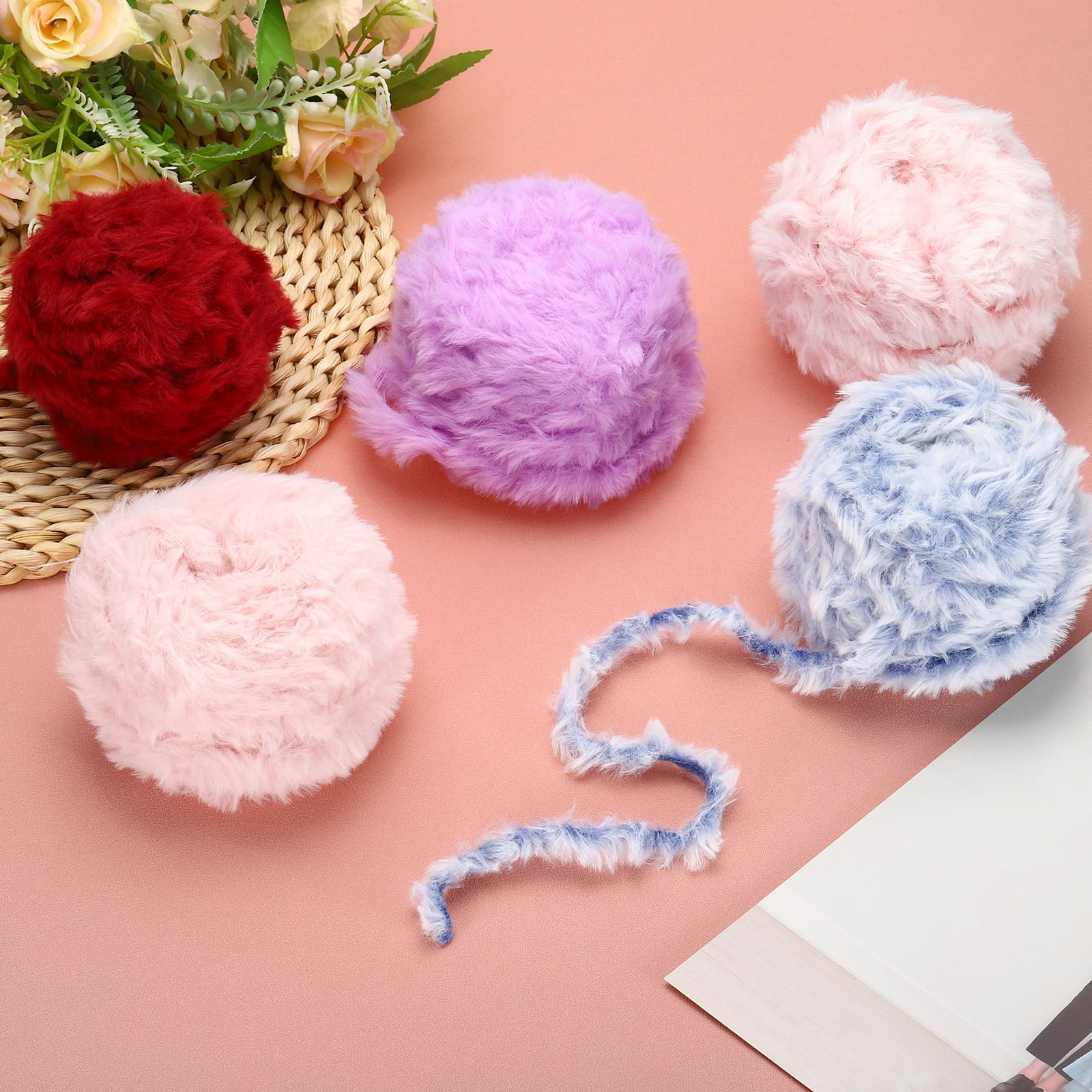 Uxcell 35yds Faux Fur Yarn,4 Skeins Fuzzy Yarn Crochet Fluffy Yarn Soft Chunky Polyester Plush Fur Eyelash,Beige White