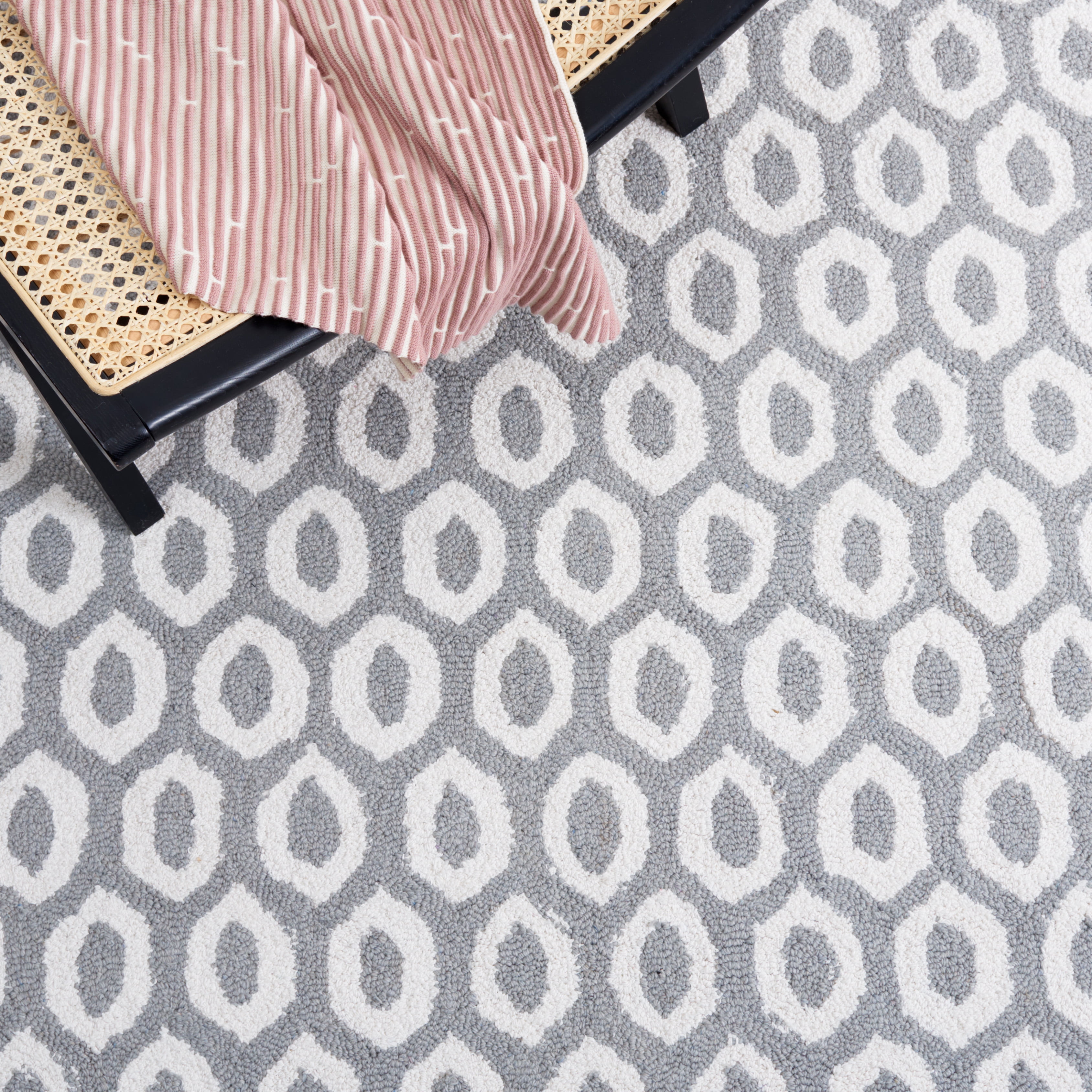 SAFAVIEH Capri Alfreda Geometric Area Rug, Ivory/Grey, 6' x 6' Round