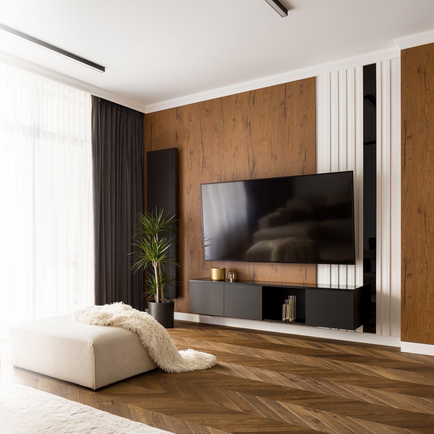 Support mural pour téléviseur à extension avancée inclinable et pivotante de RCA, 37 po à 90 po - Noir