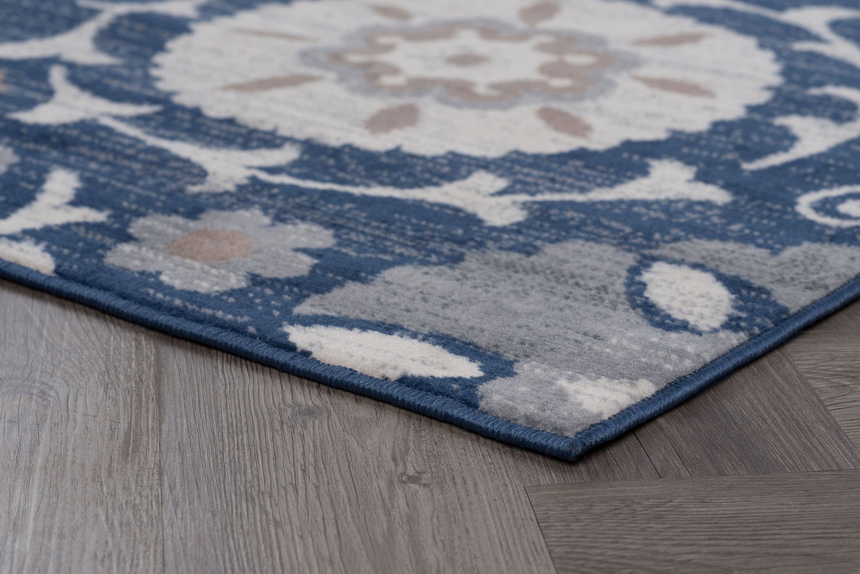 Madison Transitional 5' x 7' Navy and Cream Polypropylene Indoor Area Rug