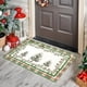 thumbnail image 5 of Felpudo navideño con piñas | Felpudo navideño de poliéster verde | Alfombra antideslizante para entrada (60 x 40 cm) | Decoración festiva para puerta de entrada | Uso en interiores y exteriores |, 5 of 6