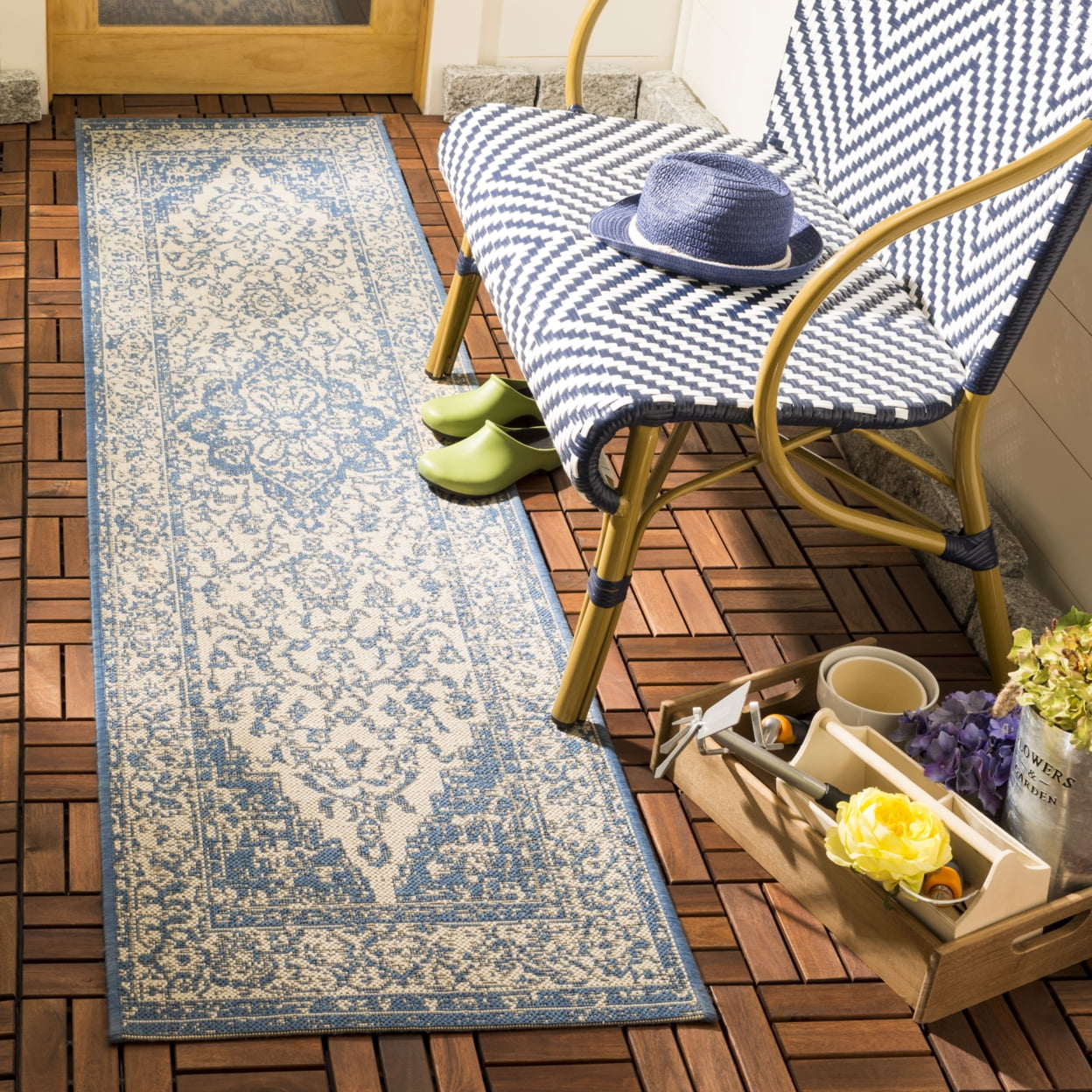 SAFAVIEH Beach House Stanice Medallion Indoor/Outdoor Area Rug, Cream/Blue, 6'7" x 6'7" Round