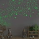 thumbnail image 4 of Pegatinas de estrellas que brillan en la oscuridad para niños | Calcomanías de pared brillantes y que cambian de color para decorar dormitorios, ventanas y fiestas | Decoración fluorescente de cielo, 4 of 5