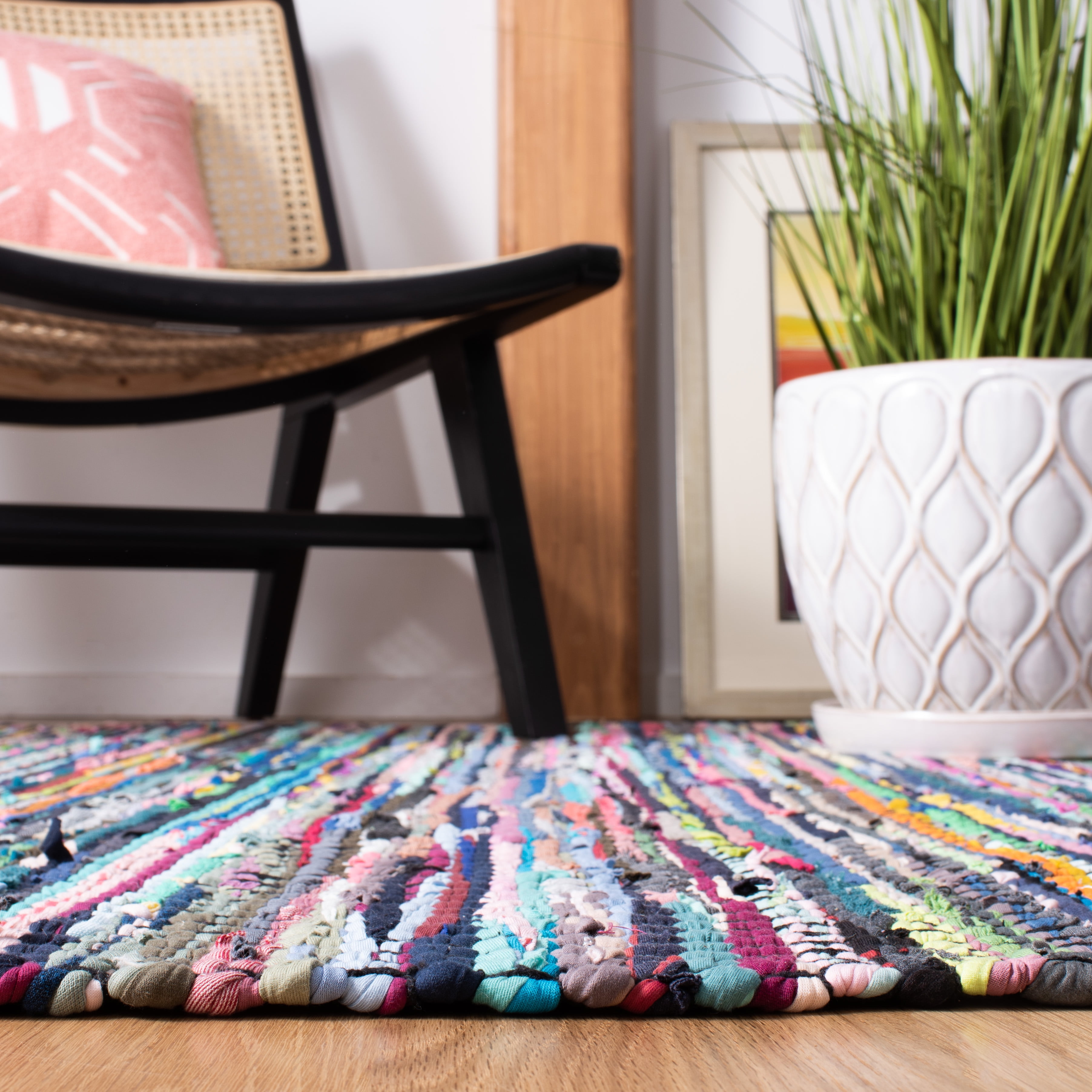 SAFAVIEH Montauk Renae Distressed Area Rug, Black/Pink, 6' x 6' Square
