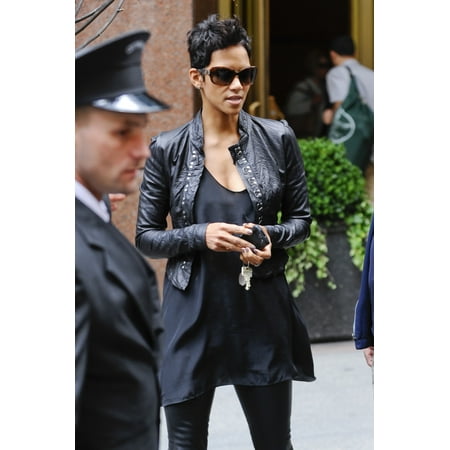 Halle Berry Walks In Midtown Manhattan Out And About For Celebrity Candids - Friday  New York Ny April 30 2010 Photo By Ray TamarraEverett Collection