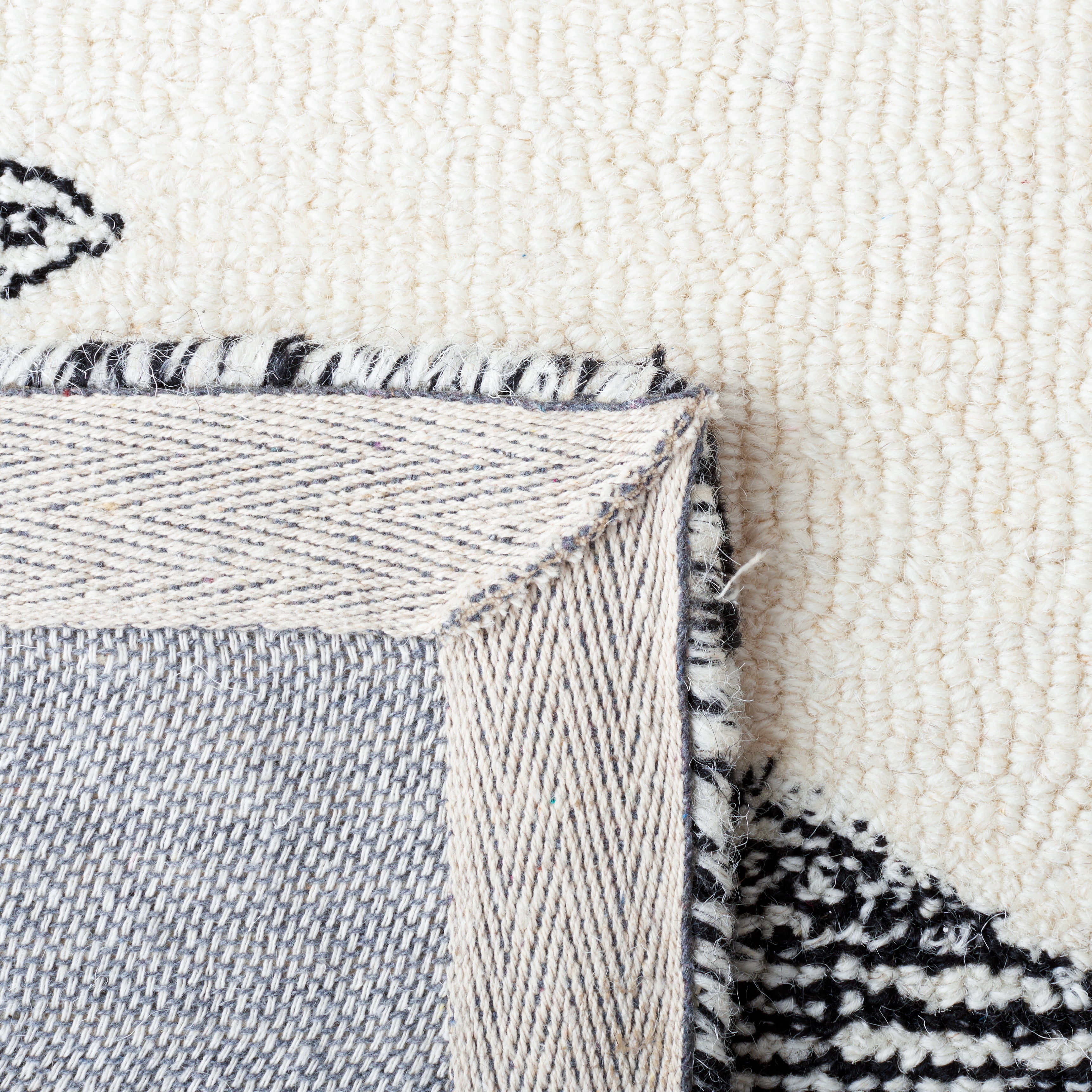 SAFAVIEH Casablanca Alvena Southwestern Wool Area Rug, Ivory/Black, 6' x 6' Square