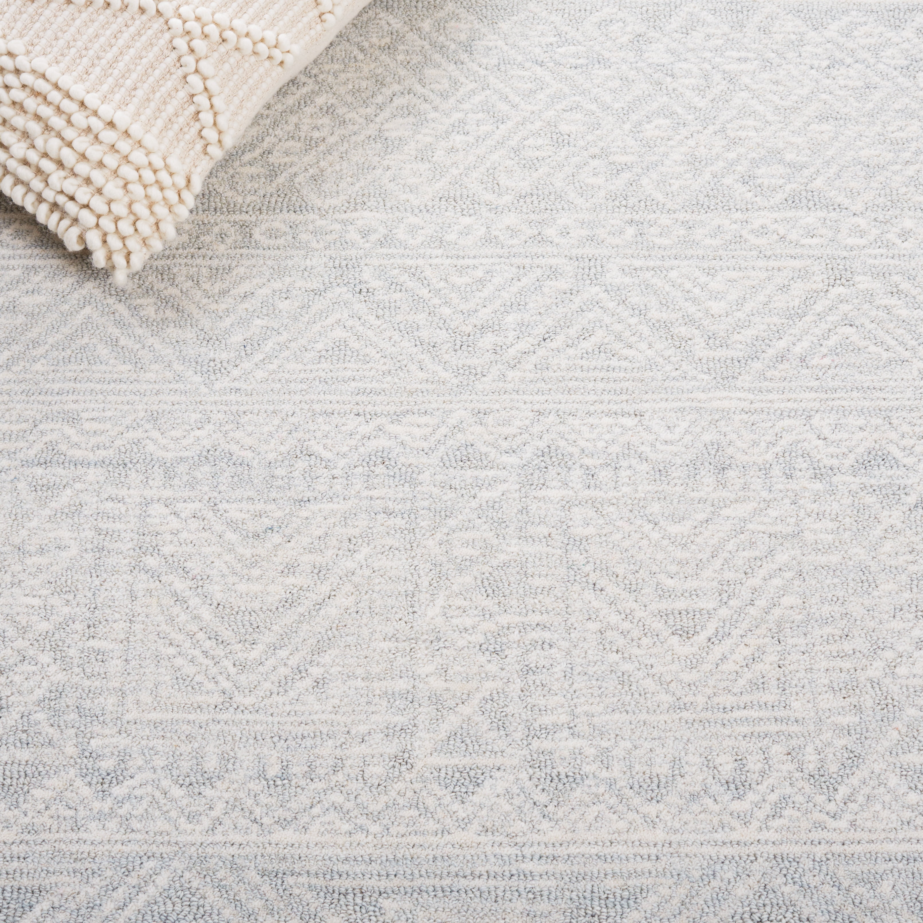 SAFAVIEH Micro-Loop Liana Medallion Area Rug, Light Grey/Ivory, 6' x 6' Square