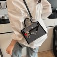 thumbnail image 3 of Bolso de mano con textura de alta calidad y tachuelas de diamantes para mujer, nuevo estilo 2025, bolso de mensajero versátil y moderno, bolso de hombro de nicho moderno., 3 of 5