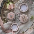 thumbnail image 2 of Caja de anillos YONGSHENG terciopelo hexagonal Premium Vintage Soporte de exhibición doble, 2 of 5