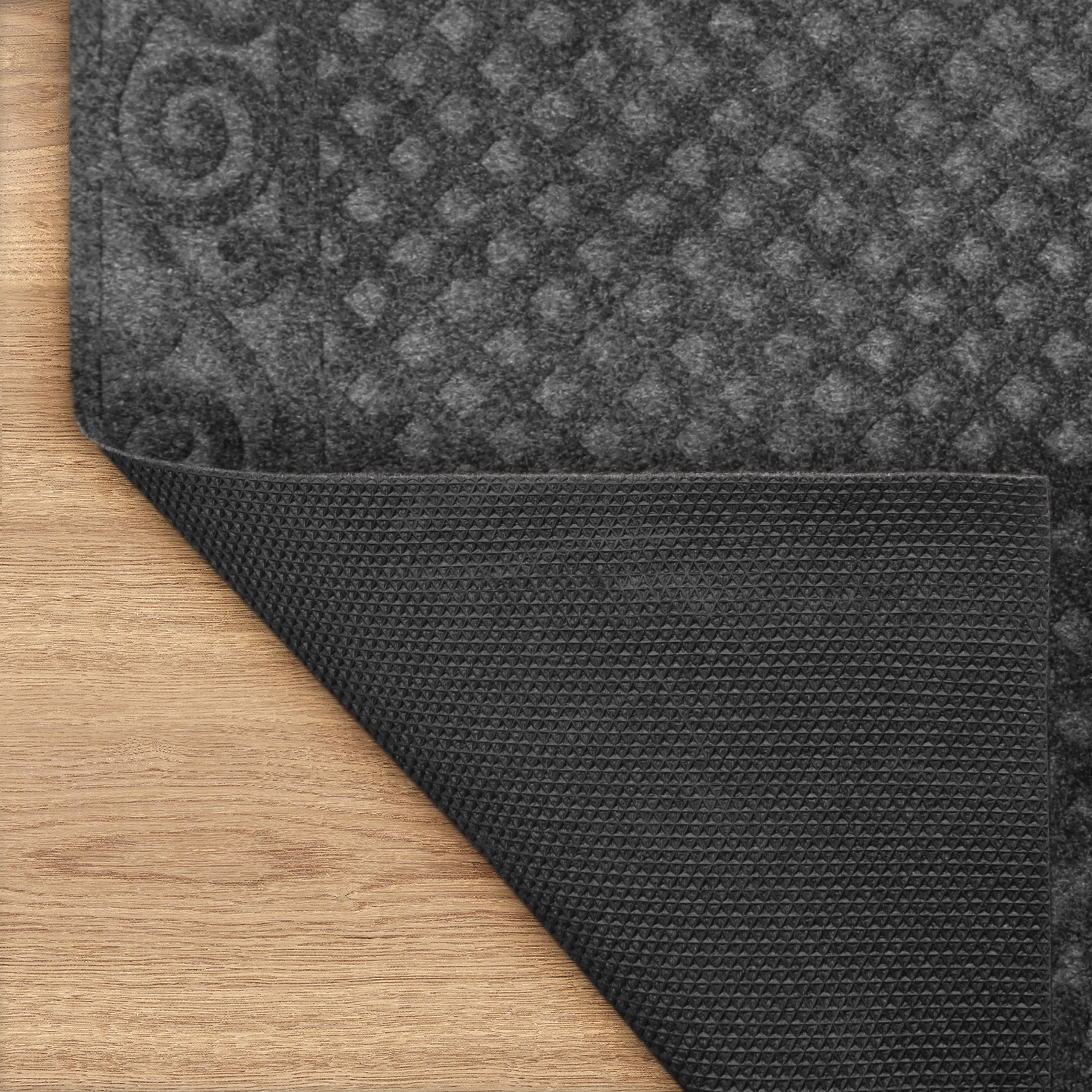 Paillasson Mainstays 2'X5' gris embossé Jarvis La surface en polyester 100 % recyclé embossé ajoute un style tendance à tout décor. Le dos en TPR durable et écologique réduit le glissement. Idéal pour une utilisation à l'intérieur ou à l'extérieur sous abri. Facile à nettoyer — il suffit de secouer, balayer ou passer l'aspirateur.