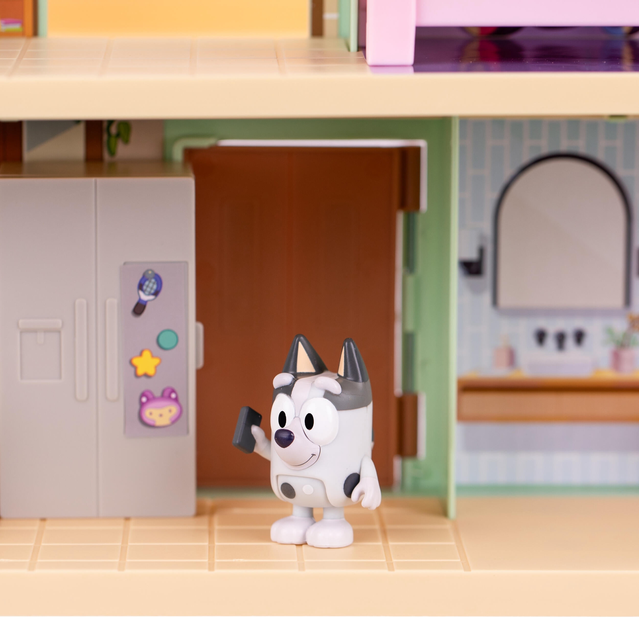 Bluey Muffin’s Home Playset with Over 11 inches Tall and 10 Accessories Including Exclusive Muffin and Socks Figures Ages 3+