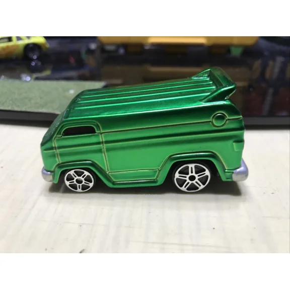 MAISTO - VANTASY 1/64 DIECAST GREEN