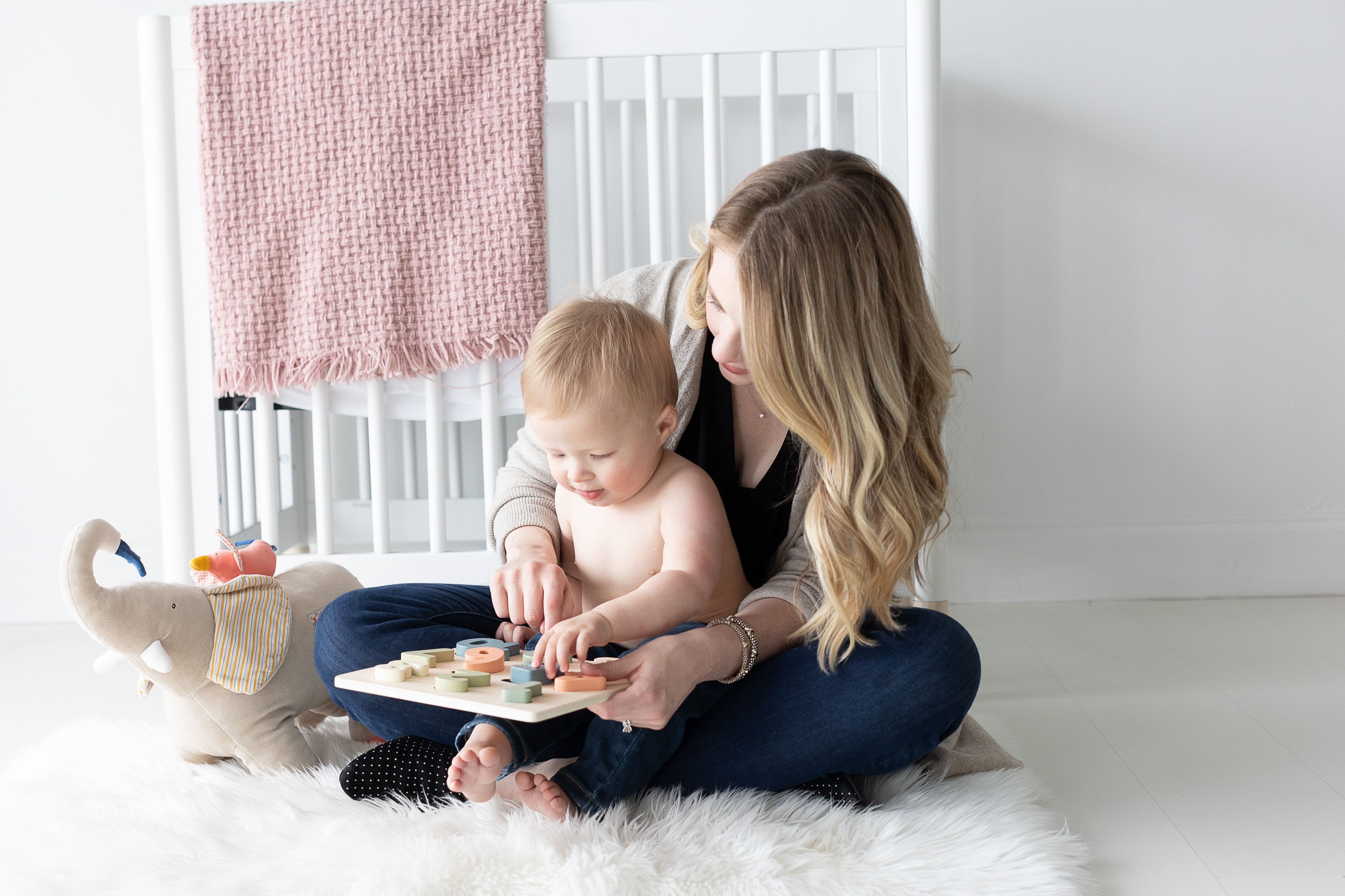 Pearhead Wooden Numbers Puzzle, Colorful Counting, Interactive Learning Board Educational Toy, Modern Toddler Toys, Baby and Toddler Gift Boys or Girl wooden alphabet puzzle \u2013 Pearhead