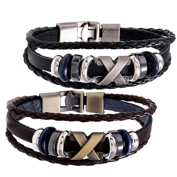 2 pulseras trenzadas de cuero sintético con cierre de aleación, cuentas de cuerda y dijes. Marrón