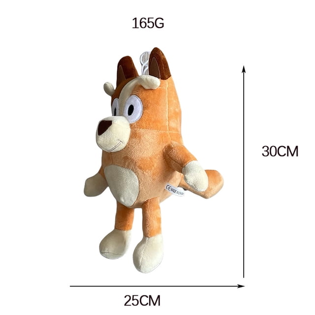figuras de acción de dibujos animados de la familia bluey, muñecos de peluche, adornos decorativos, juguete de squirt, regalo para niños — peluche de 30 cm (A3) con franela exterior y relleno de algodón PP, vista 3/4 frontal centrada, orejas puntiagudas, ojos bordados grandes, hocico y patas en tono crema sobre cuerpo naranja, etiqueta de tela en la costura, fondo blanco con medidas; adecuado como adorno decorativo o juguete blando para colección.