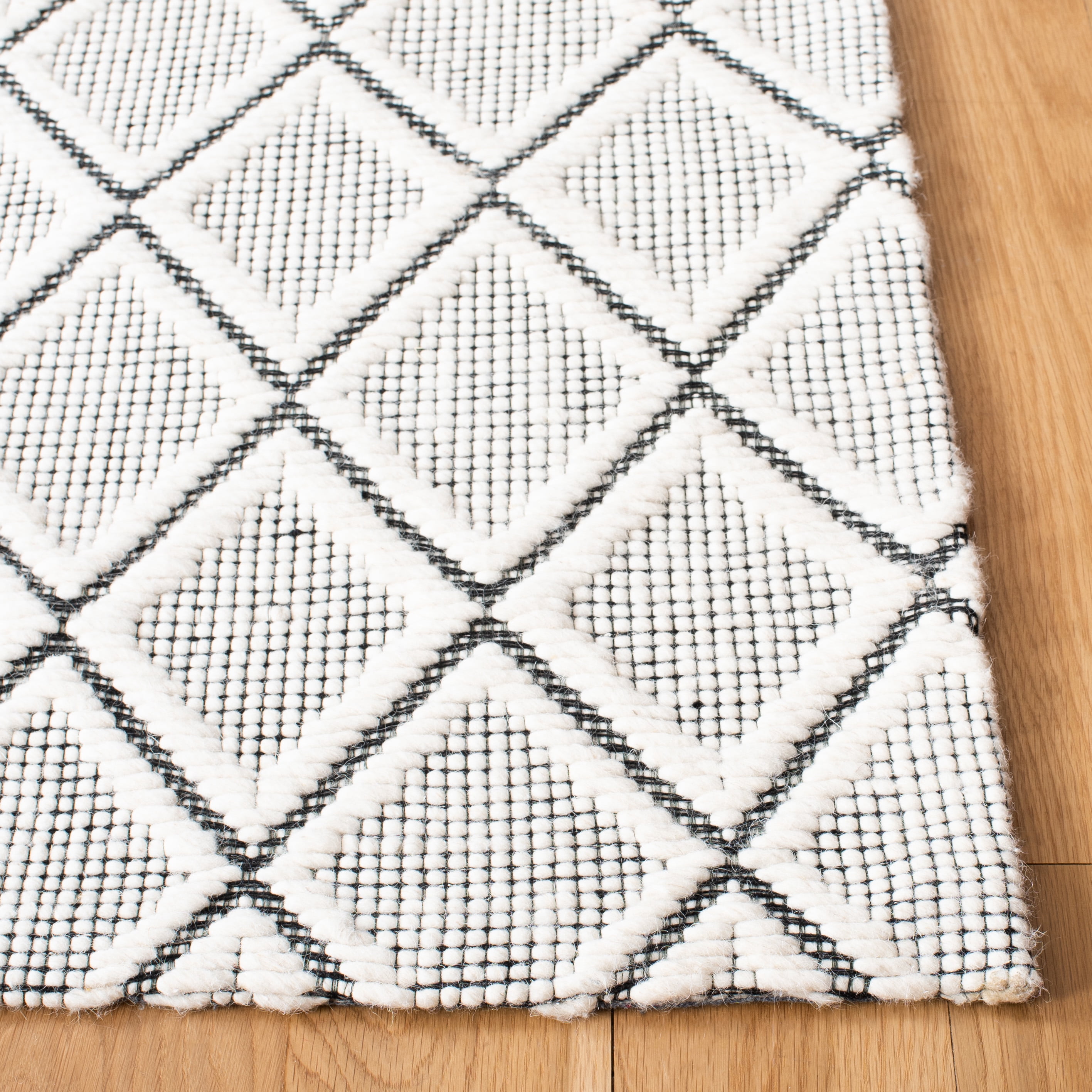 SAFAVIEH Marbella Aniyah Diamond Area Rug, Ivory/Black, 6' x 6' Square