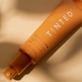 thumbnail image 4 of Protector solar mineral Live Tinted Hueguard® Mini 3 en 1, SPF30, 15 ml, 4 of 9