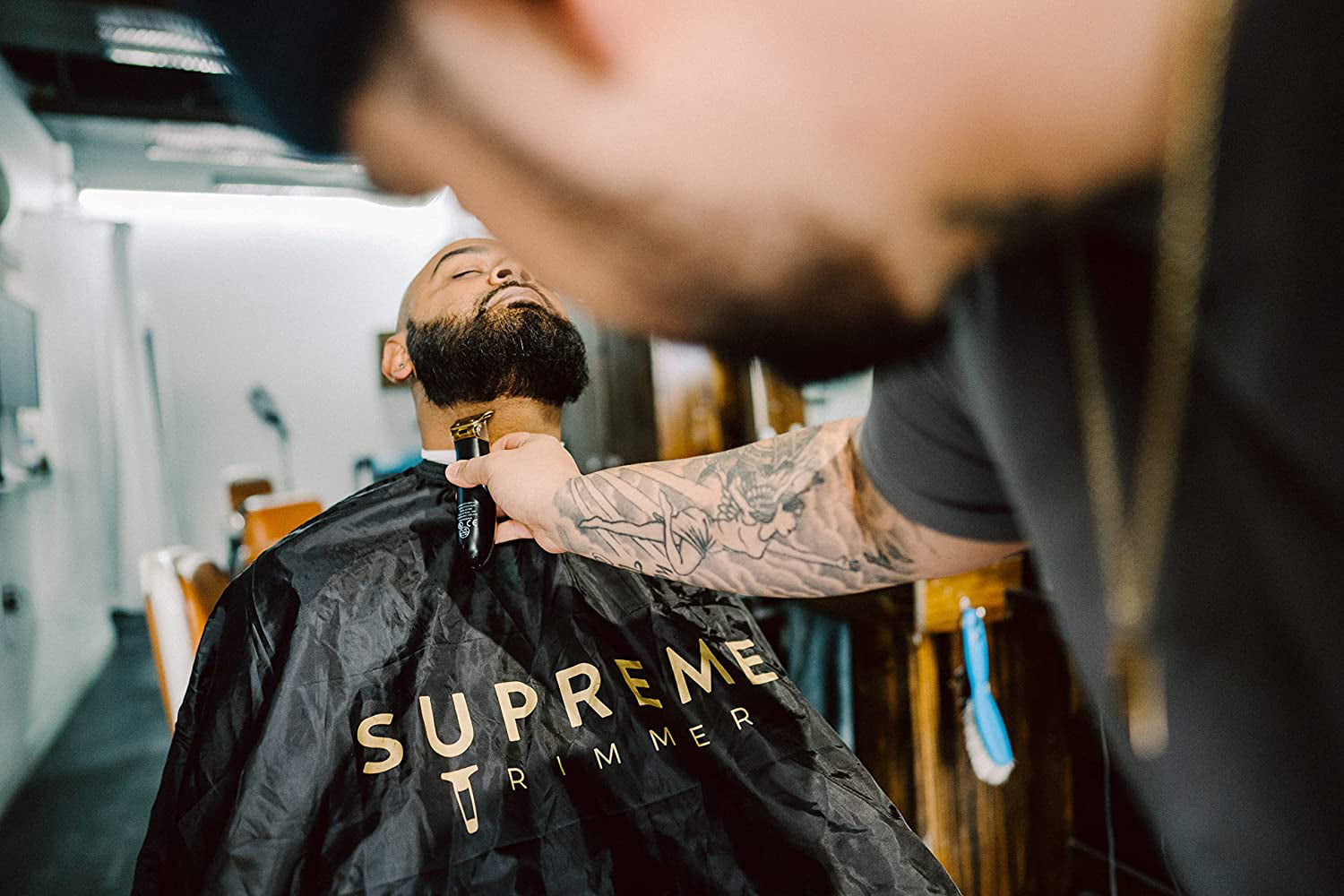 Gold Logo Barber Cape & Clipper Blade Oil by Supreme Trimmer - Haircut Cape  & Clipper lubricating Oil Men's Clippers - Barbers Accessories