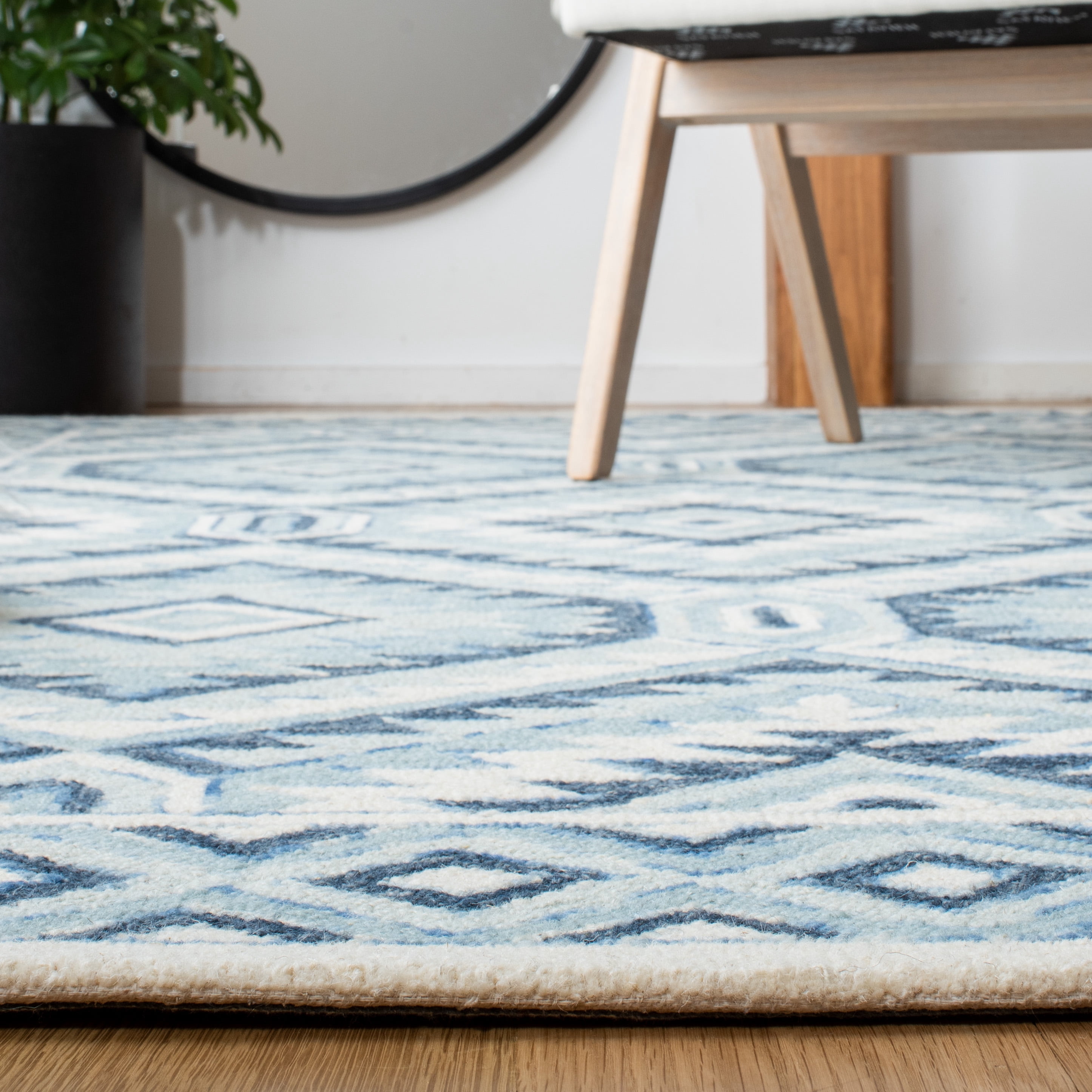 SAFAVIEH Metro Dederick Medallion Area Rug, Blue/Ivory, 6' x 6' Round