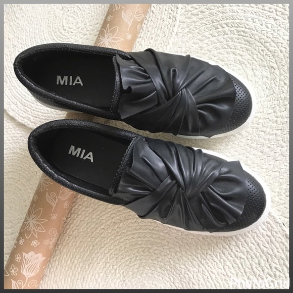 Mia zoe hotsell slip on sneaker
