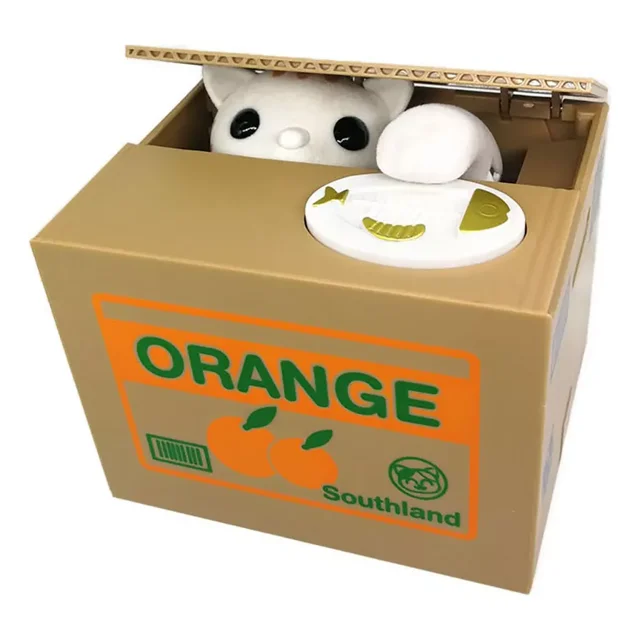 alcancía para robar gatos, alcancía para niños, alcancía para ahorrar dinero, robo automático de dinero, regalos creativos para niños alcancía electrónica CM-TOP en forma de gato panda blanco dentro de una caja de cartón con etiqueta 'ORANGE', vista 3/4 frontal; tapa abierta que deja asomar la cabeza y la pata del gato, panel circular blanco con ranura y marcas de control que indica el mecanismo automático de aceptación de monedas; medidas 12 cm x 10 cm x 9 cm, diseño compacto para estantería o mesita, ideal para enseñar ahorro a niños desde 3 años y frecuentemente usado como regalo creativo.